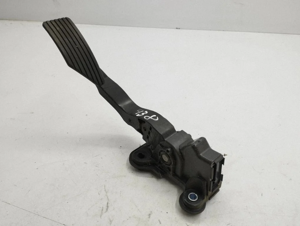 Accelerator throttle pedal