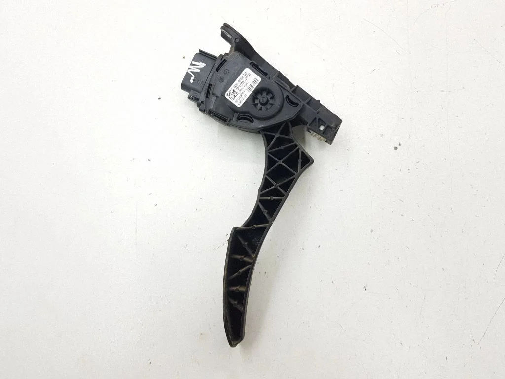 Accelerator throttle pedal 6G929F836DD