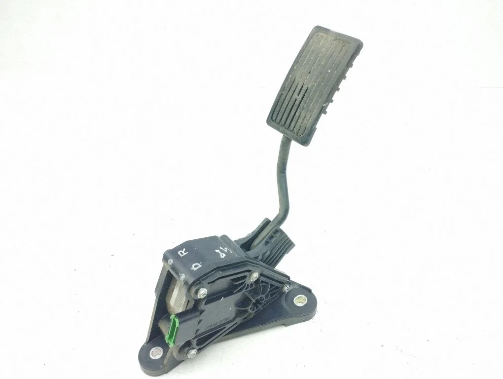 Accelerator throttle pedal 31303J23