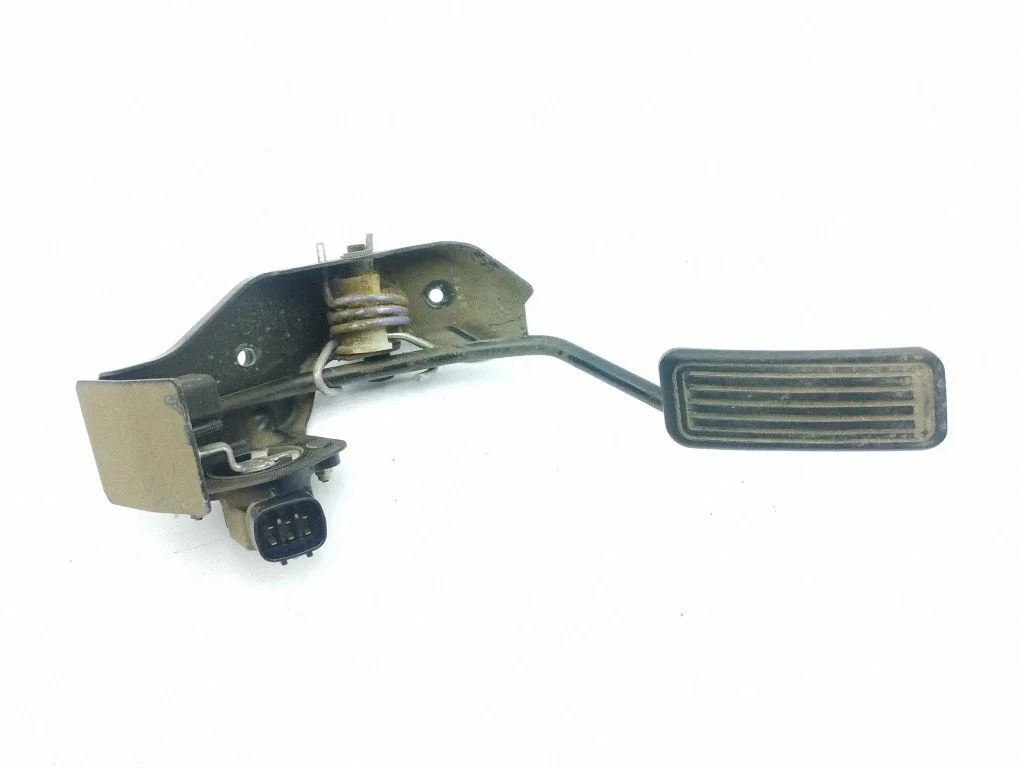 Accelerator throttle pedal