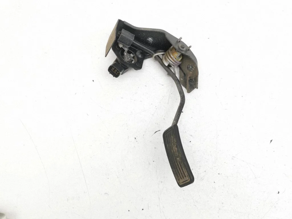 Gaasipedaal – Toyota Avensis T250 (2006-2009)