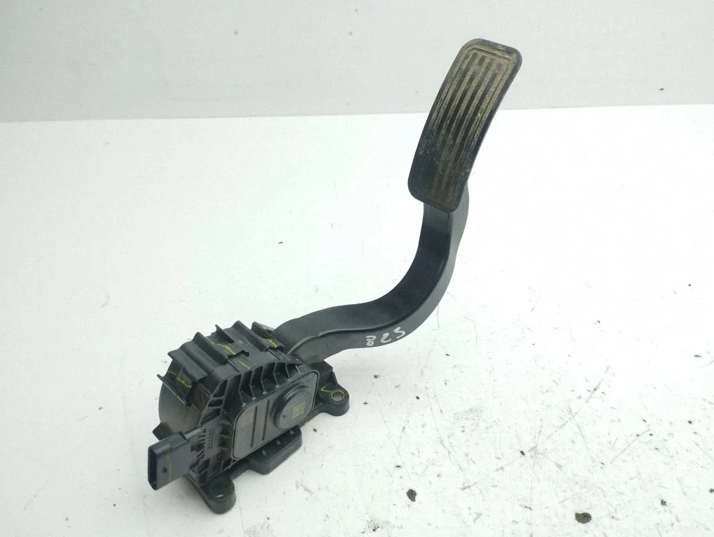 Accelerator throttle pedal K2106185616