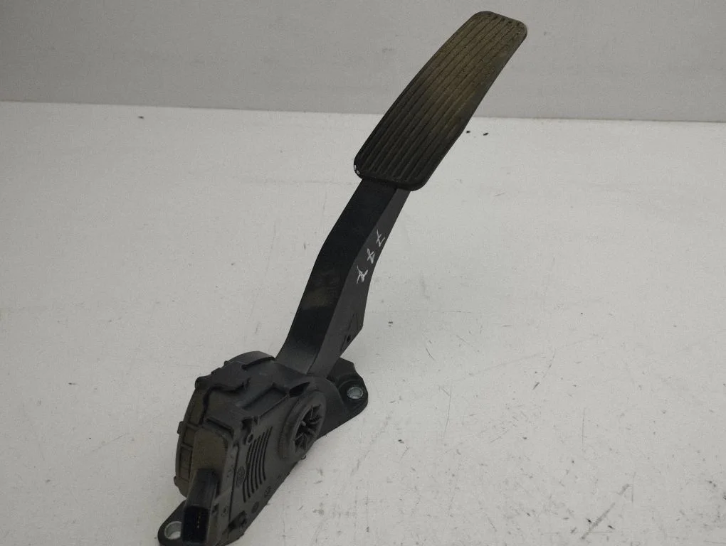 Accelerator throttle pedal 05281225AA
