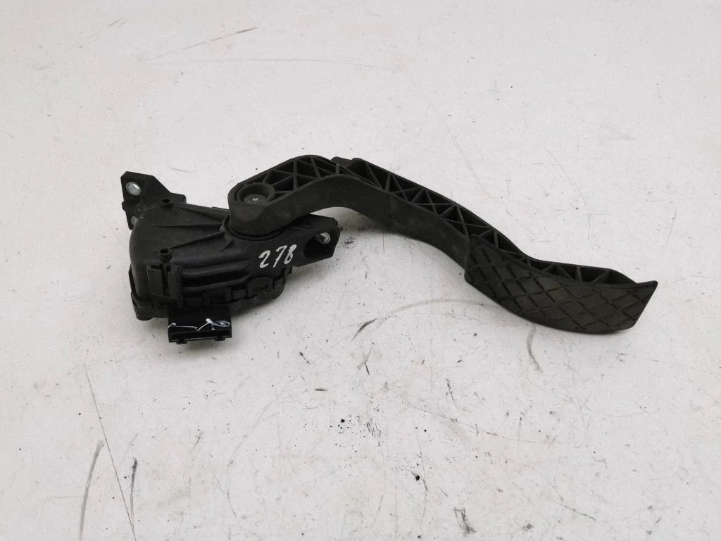 Accelerator throttle pedal – Volkswagen Passat B5.5 (2001-2005)