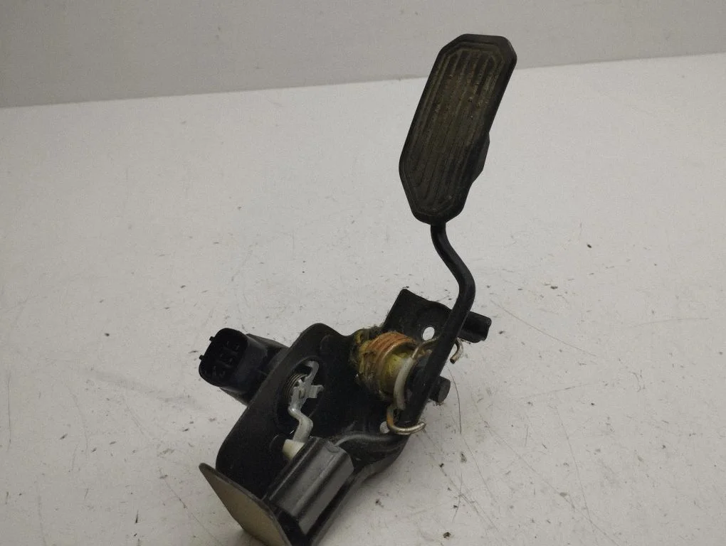 Accelerator throttle pedal