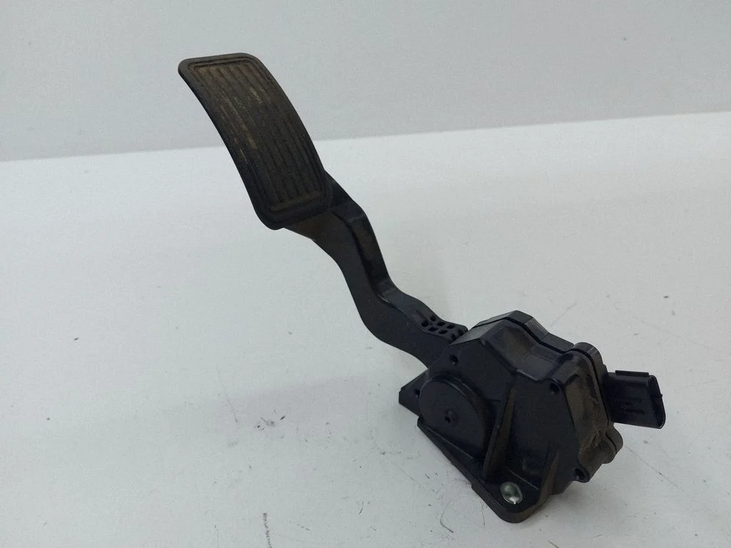 Accelerator throttle pedal K42387360