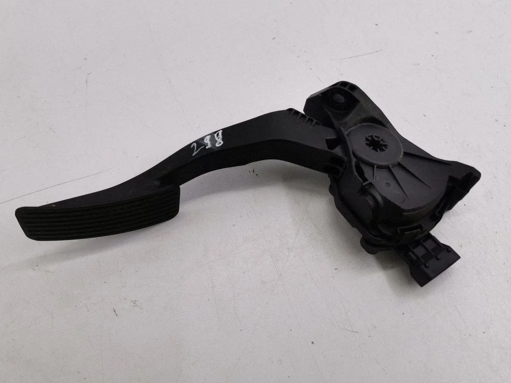 Accelerator throttle pedal 13252704