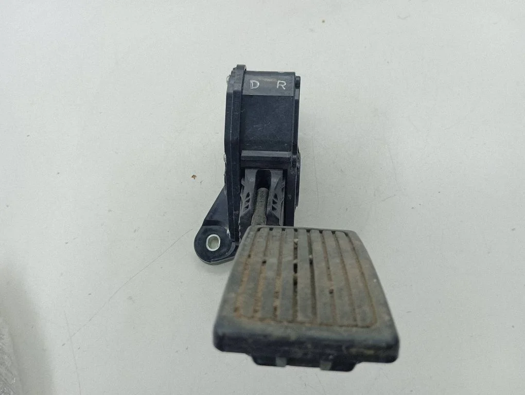 Accelerator throttle pedal