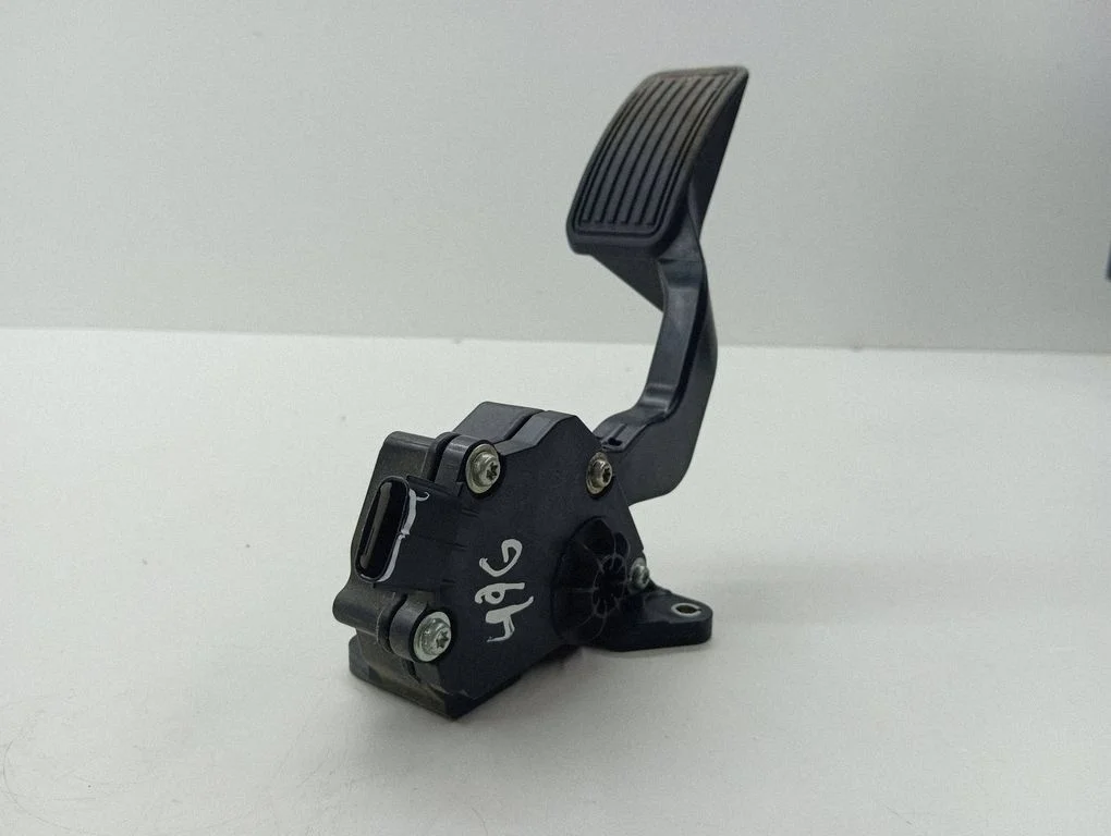 Accelerator throttle pedal 42387360