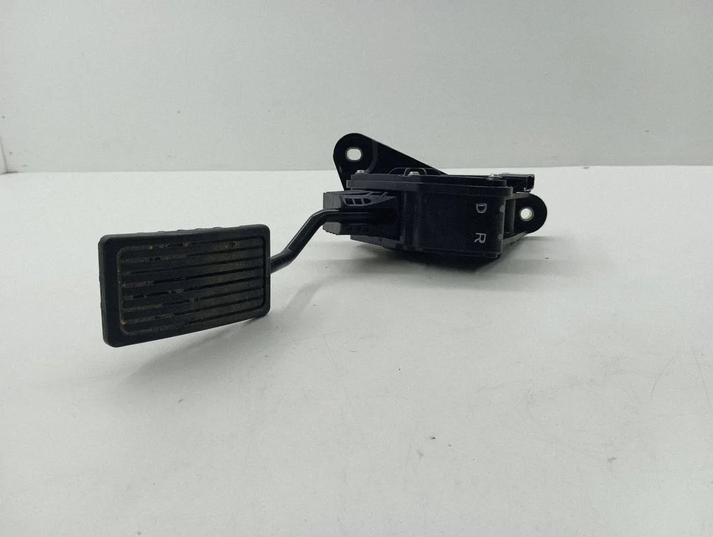 Accelerator throttle pedal 31305J08