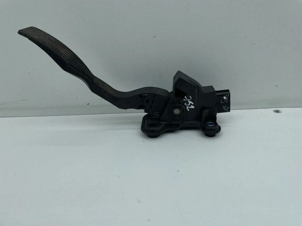 Gaasipedaal – Mitsubishi Outlander (2013-2021)
