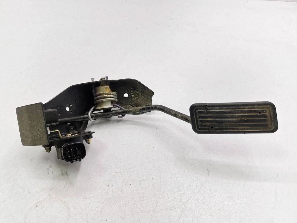 Gaasipedaal – Toyota Corolla Verso AR10 (2004-2009)