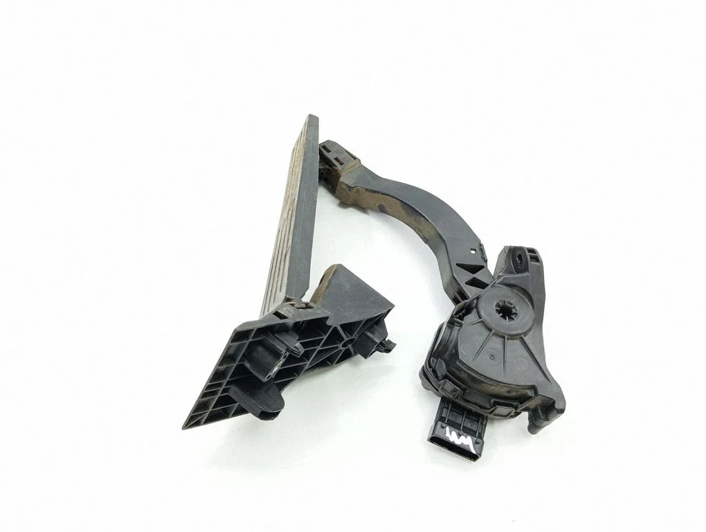 Accelerator throttle pedal