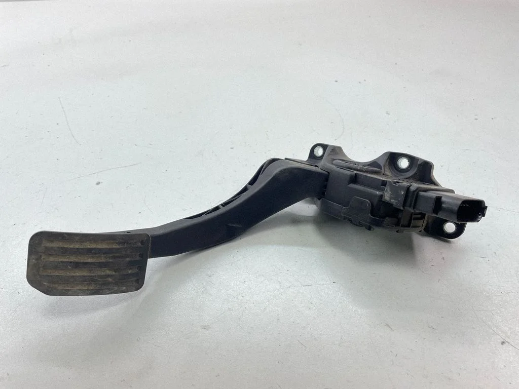 Accelerator throttle pedal 6G299F836LD