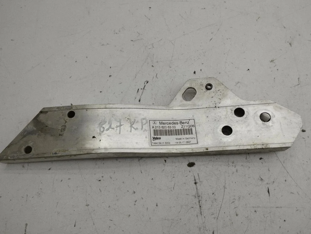 Radiatoru paneļa kronšteins A2136206300