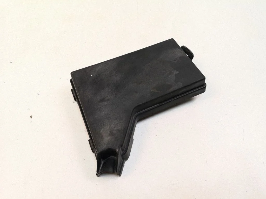 Fuse box cover – Nissan Qashqai+2 (2008-2010)