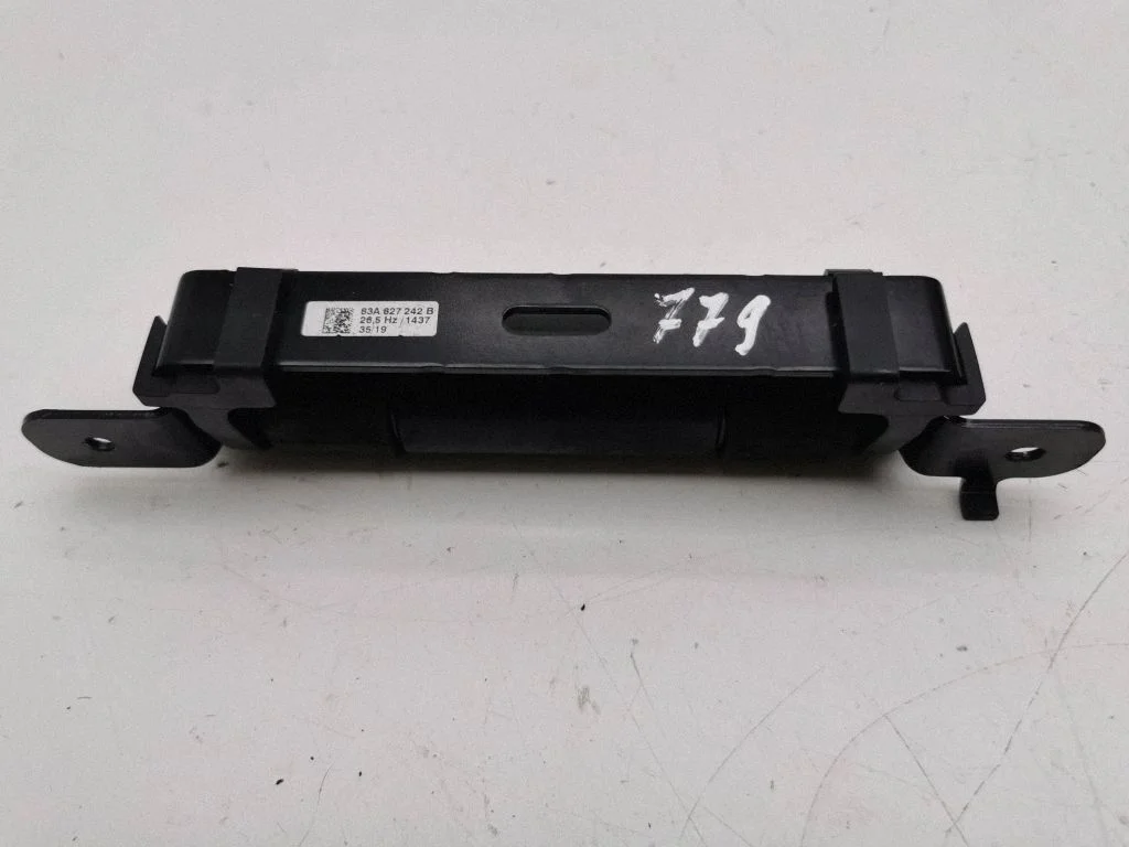 Cita salona detaļa 83A827242B