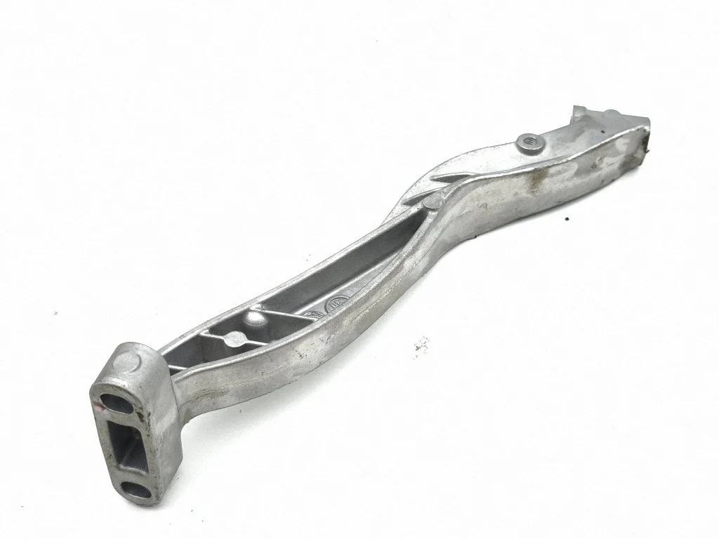 Cita motora nodalījuma detaļa 06R129723