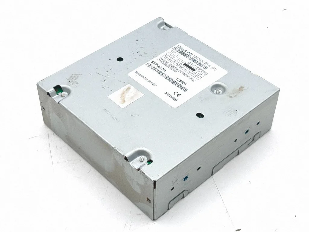 Radio/CD/DVD/GPS head unit – Tesla Model S (2012-)