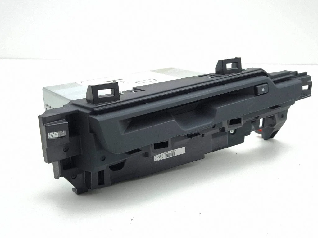 Radio/CD/DVD/GPS head unit – Lexus UX (2018-)