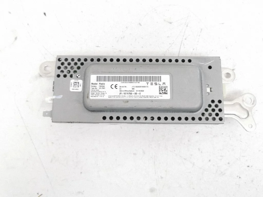 Radio/CD/DVD/GPS head unit 107975500E