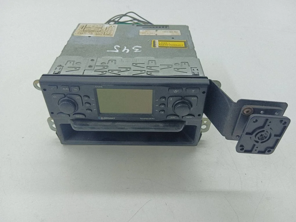 Radio/CD/DVD/GPS head unit E1021696