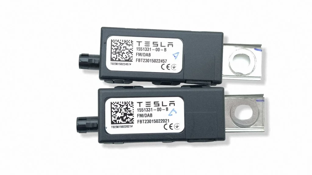 Aerial antenna amplifier – Tesla Model Y (2020-)