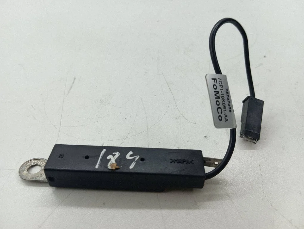 Wzmacniacz antenowy 7CP118K891AA