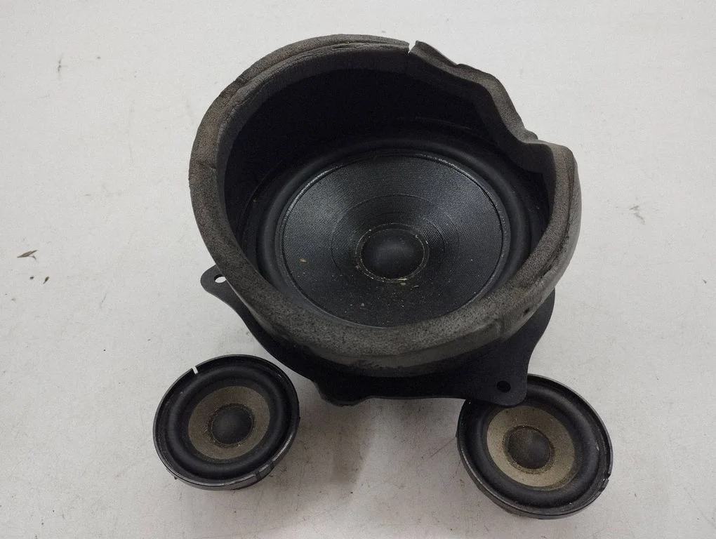 Skaļrunis (-ņi) priekšējās durvīs 8374748