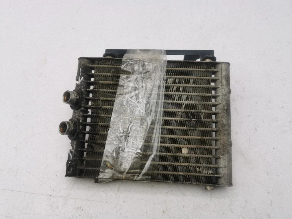 Roolivõimendi radiaator 4B0317021D