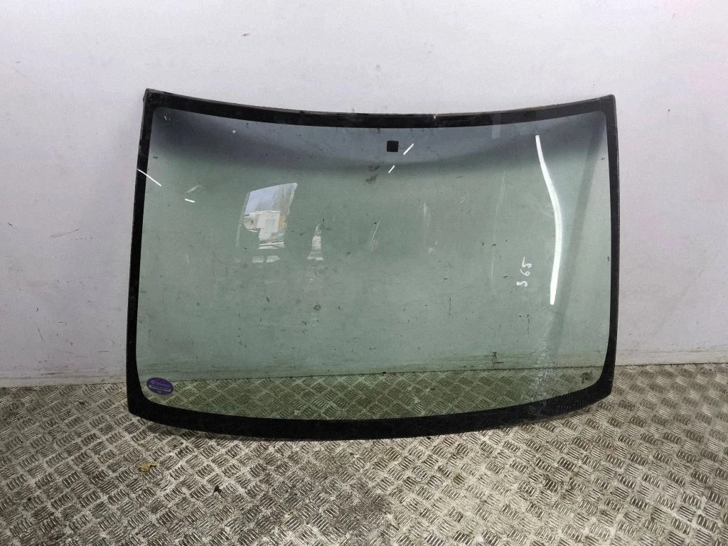 Front windscreen/windshield window – Toyota Corolla E120 E130 (2004-2007)