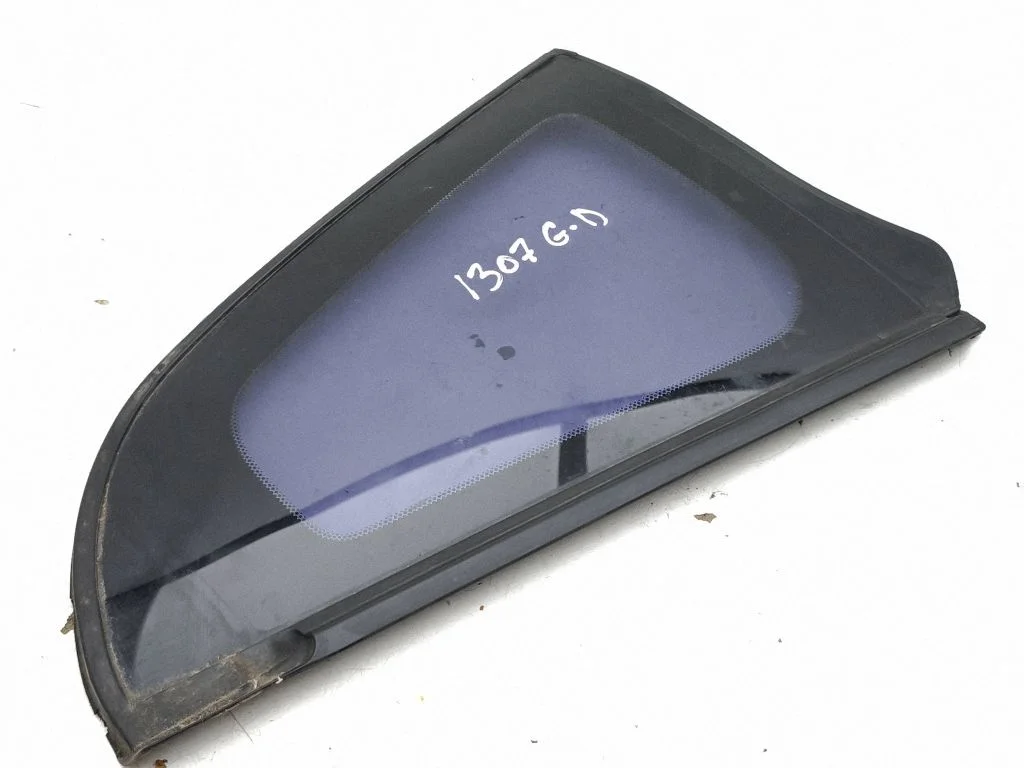 Rear side window – right