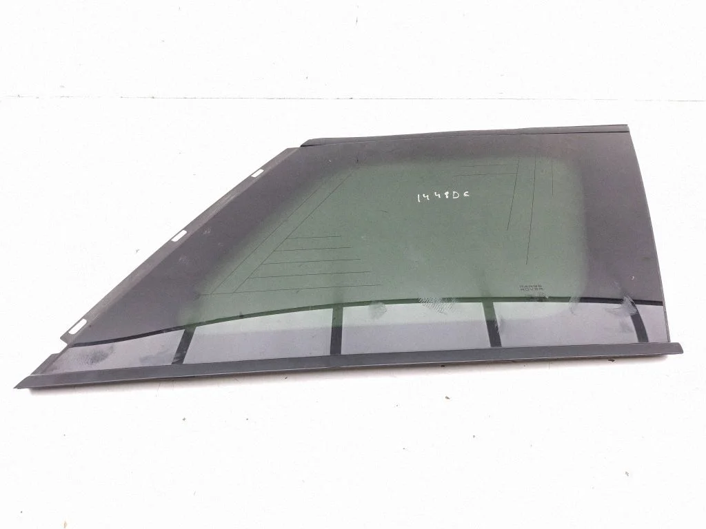 Rear side window – right