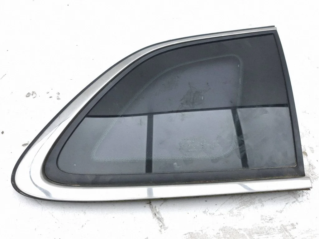 Aizmugurējais sāna virsbūves stikls 68102216AC