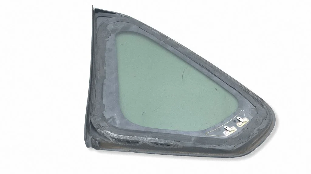 Rear side window – right