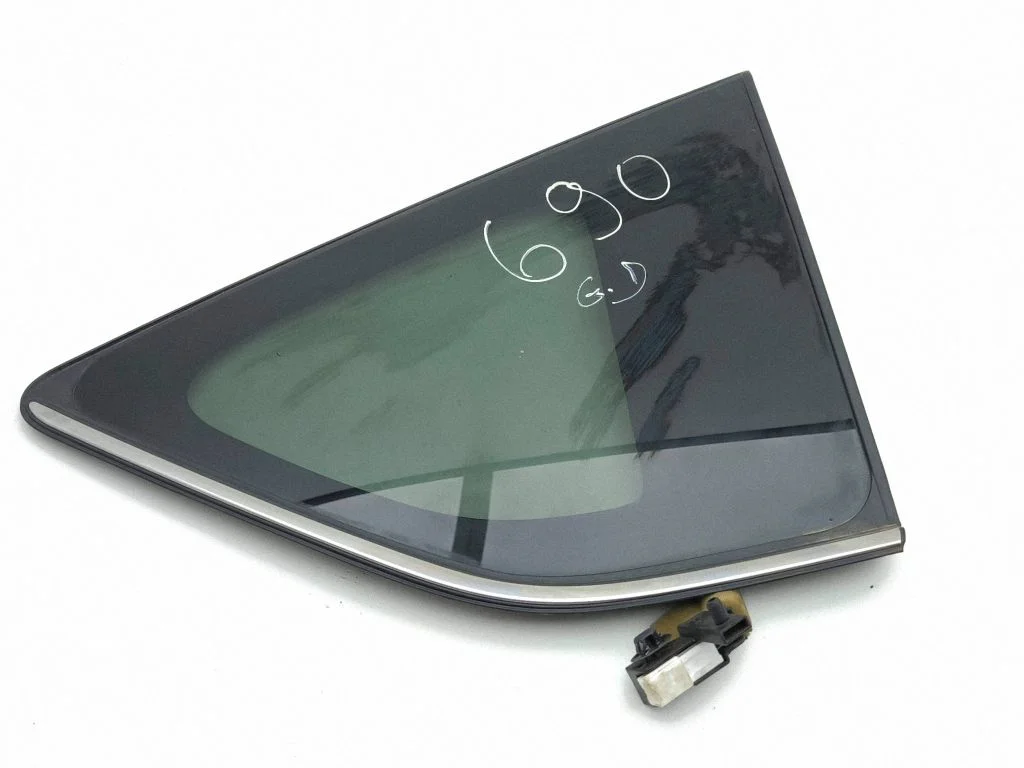 Rear side window – right