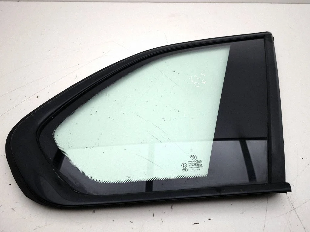 Rear side window – right