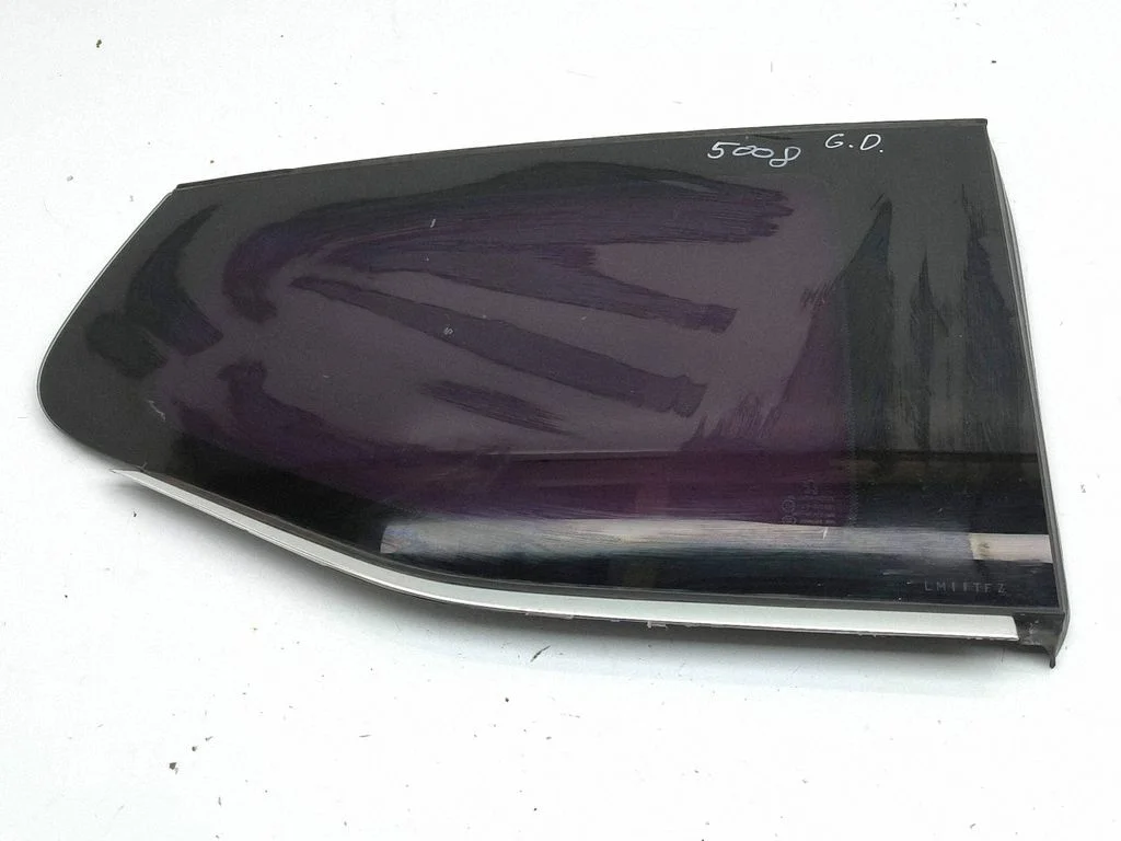 Rear side window – right