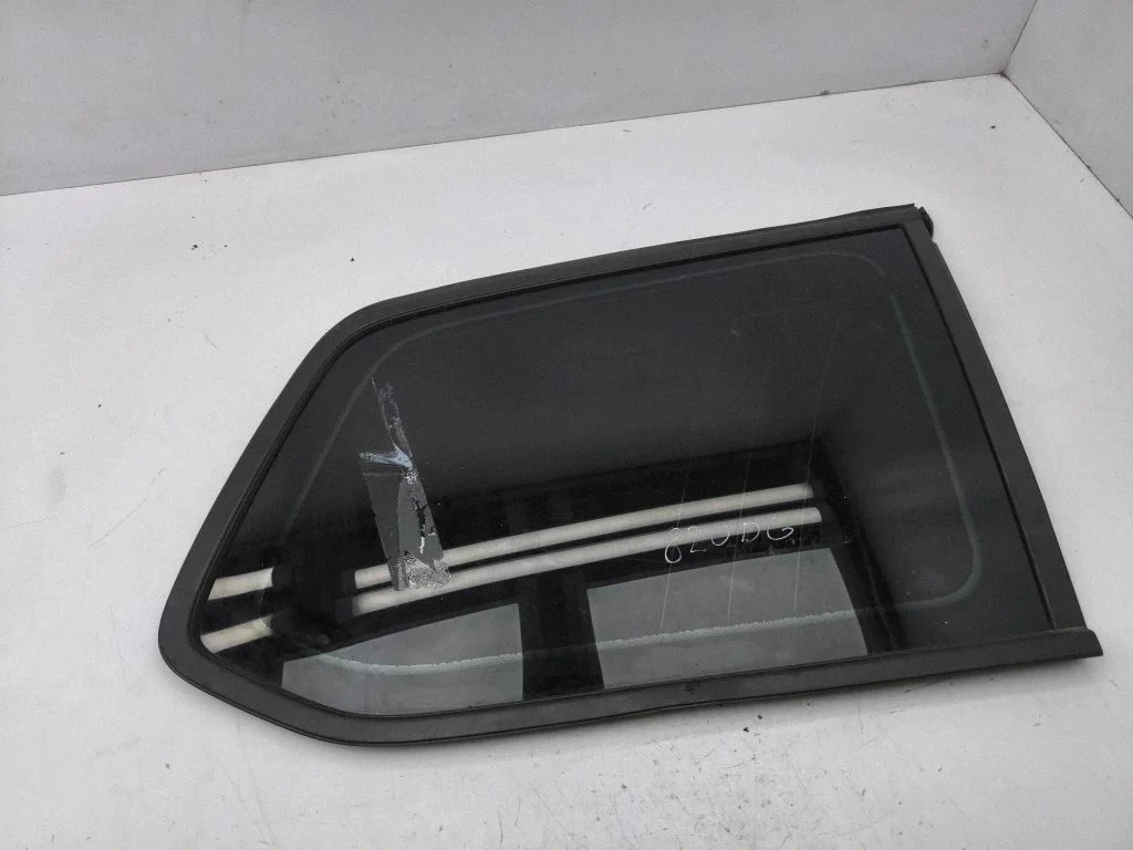 Rear side window – right