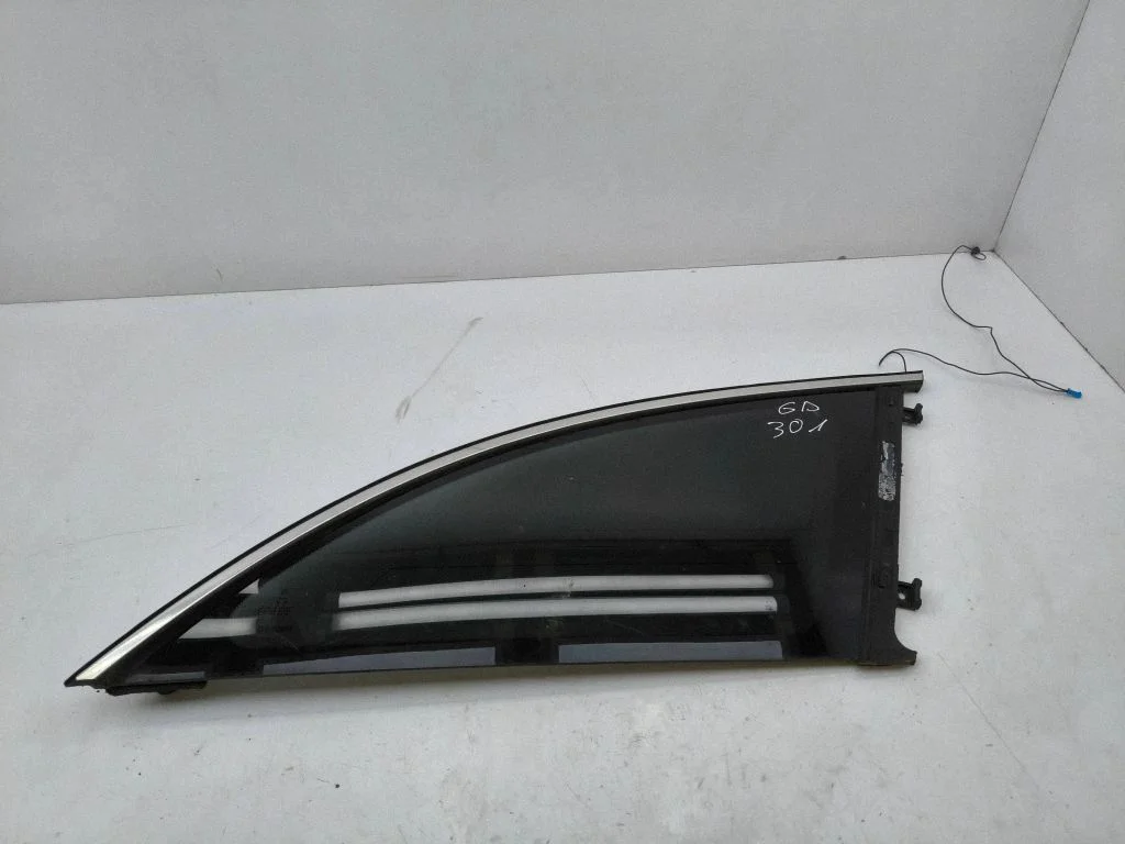 Rear side window – right