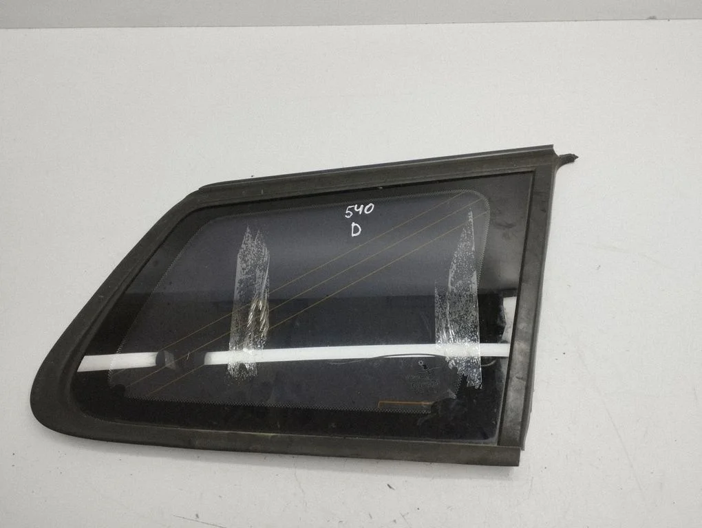 Aizmugurējais sāna virsbūves stikls – labā