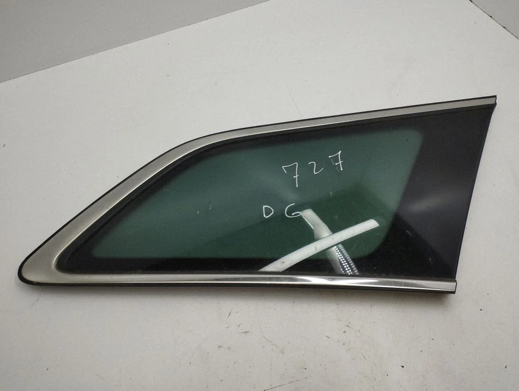 Rear side window – right