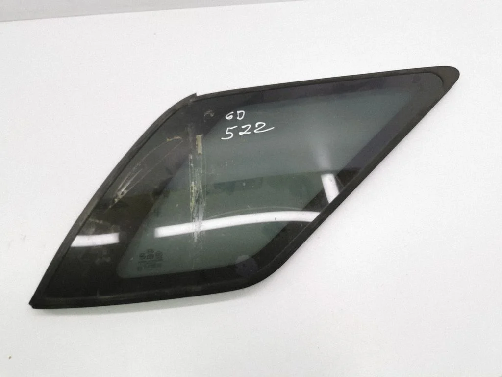 Aizmugurējais sāna virsbūves stikls E1143R000385