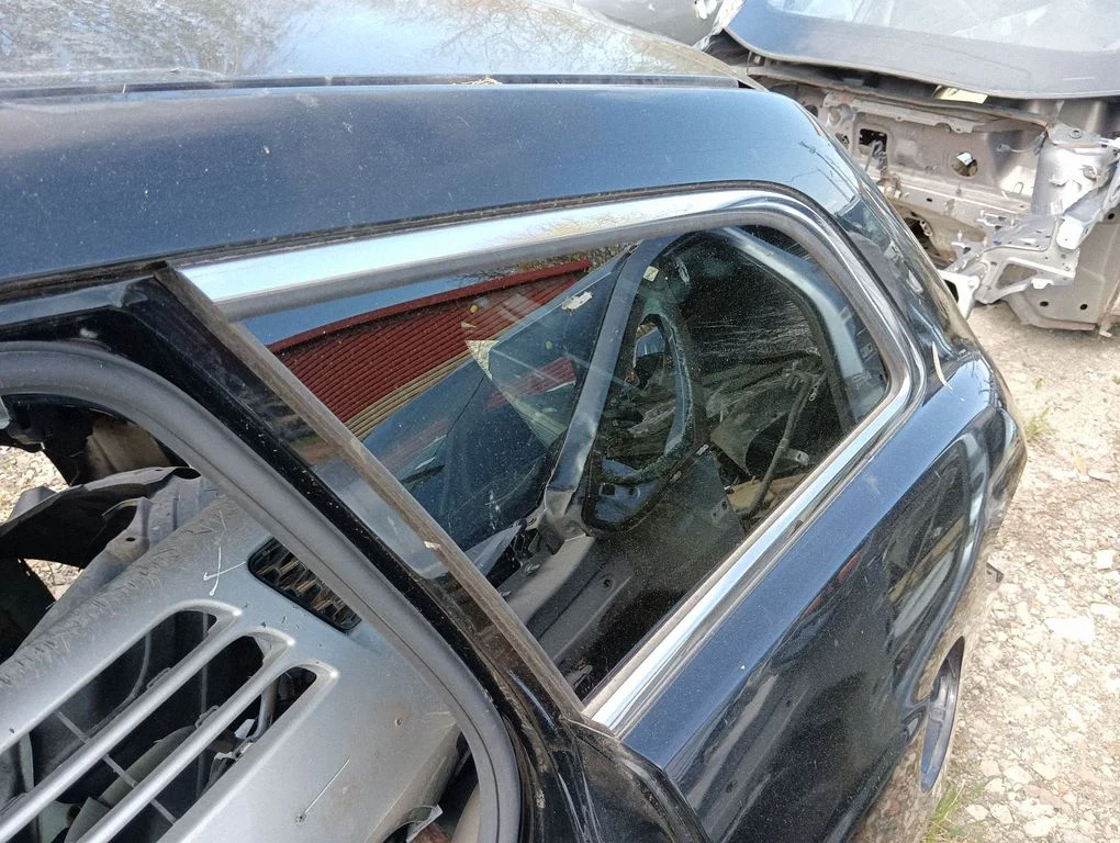 Rear side window – left