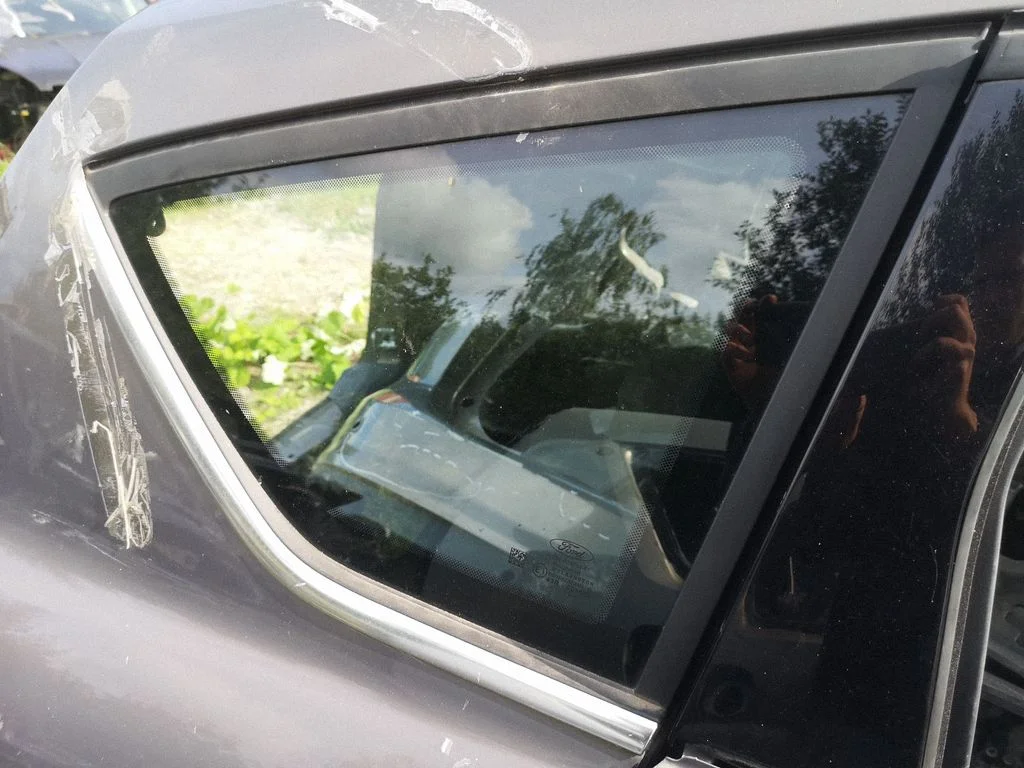 Rear side window