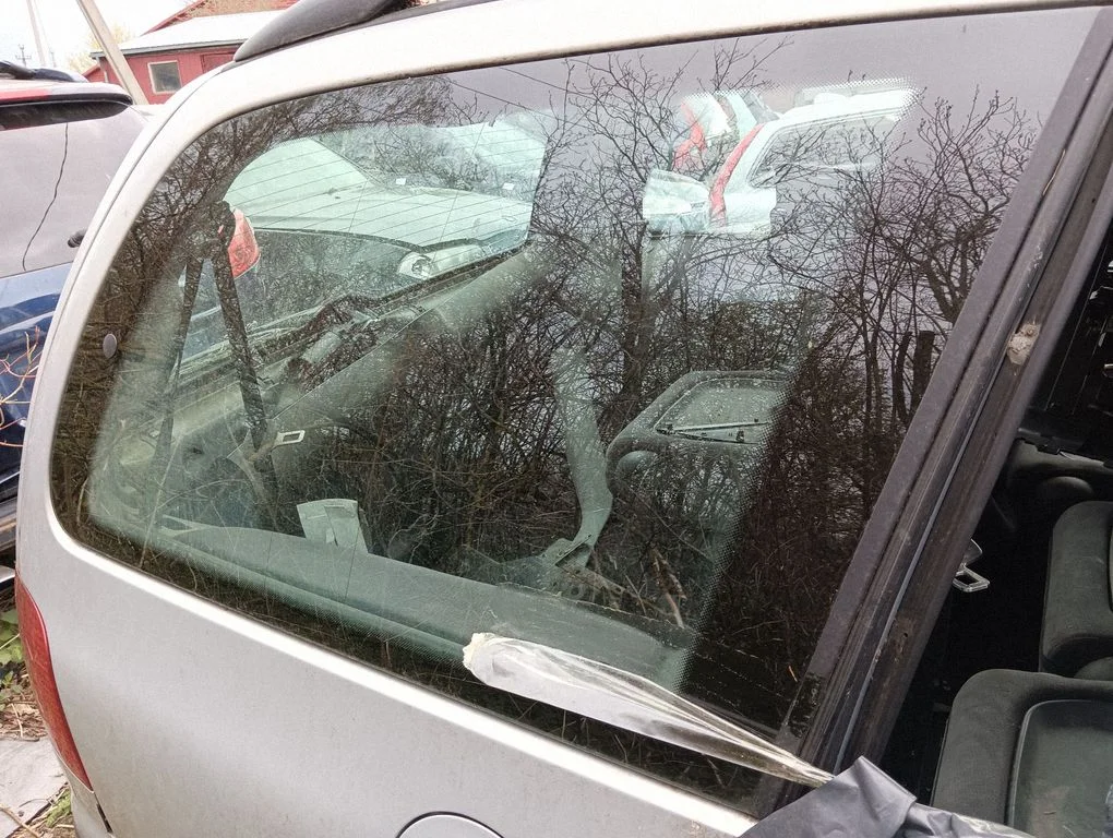 Rear side window – right
