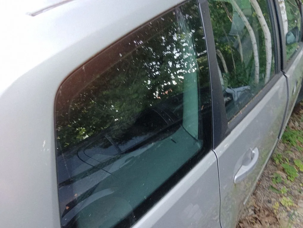 Rear side window – right