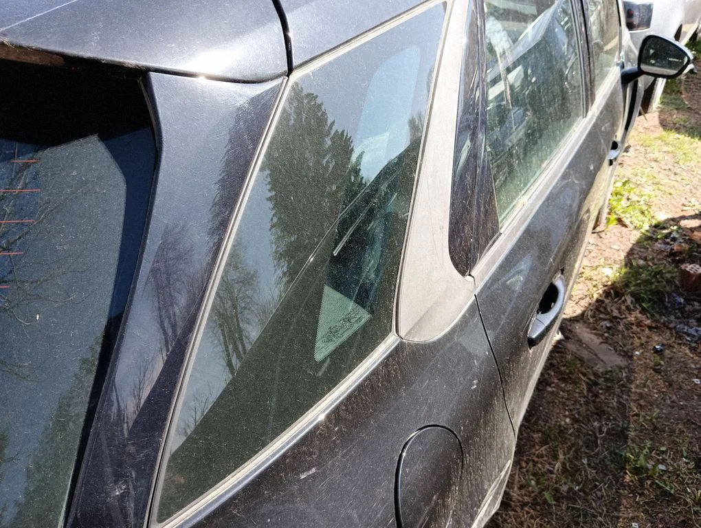 Rear side window – right