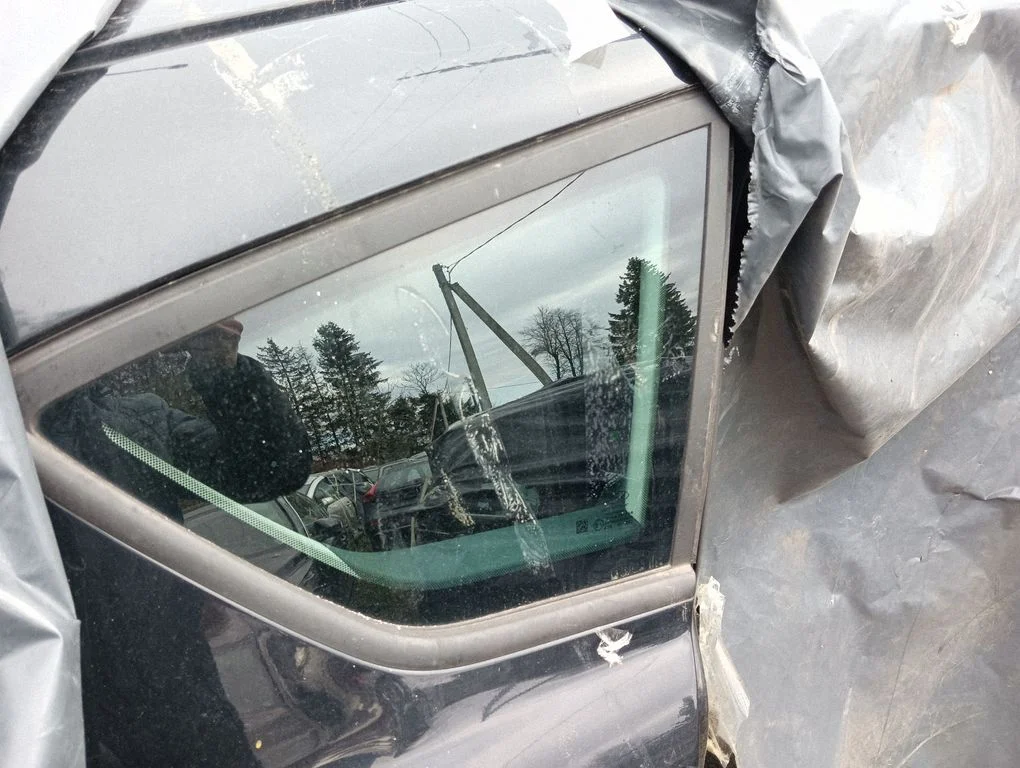 Rear side window – right