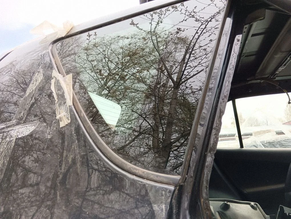 Rear side window – right